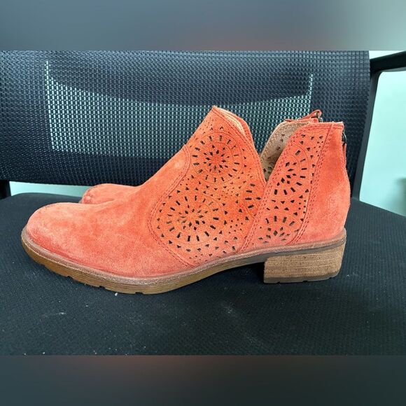 Sofft Women’s Barrosa Sunset Orange Suede Laser Cut Ankle Bootie Size 8 - Picture 1 of 8